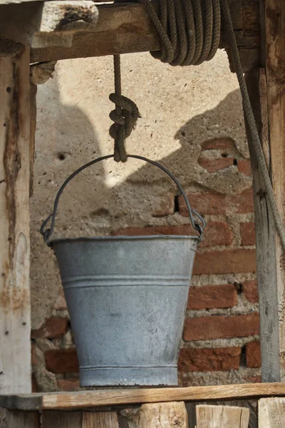 Oude emmer in de farm — Stockfoto