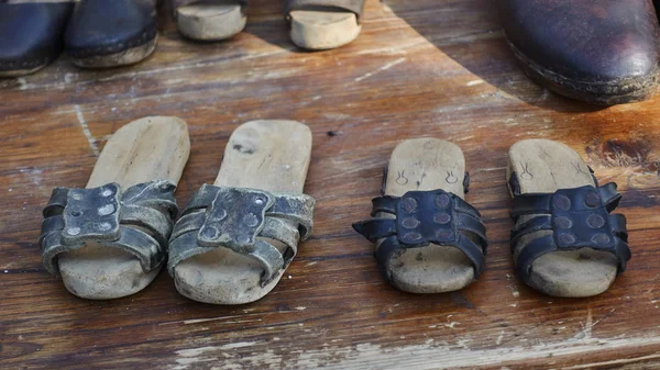 antika ahşap terlik