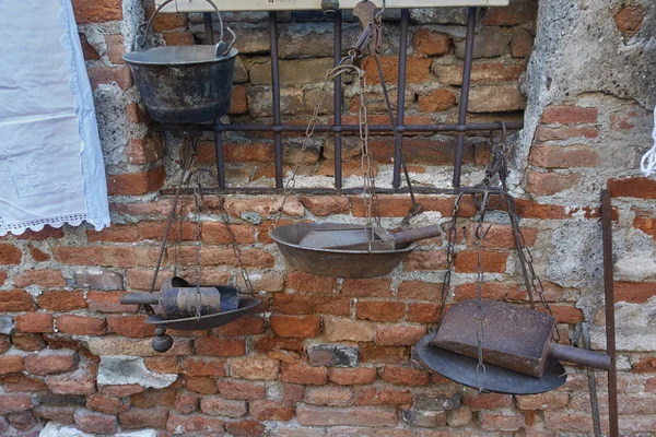 Roestige schalen in de farm — Stockfoto