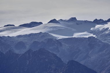 Kışın karlı dağ