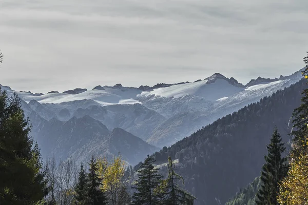 Besneeuwde berg in de winter — Stockfoto