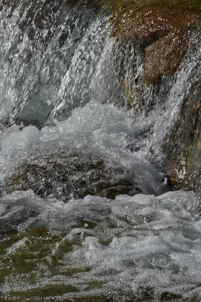 Cascades sur la rivière — Photo