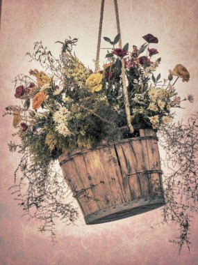 asılı kenarındaki çiçek dolu vazolar