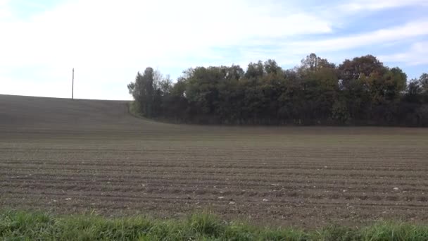 Velden in het najaar geploegd — Stockvideo