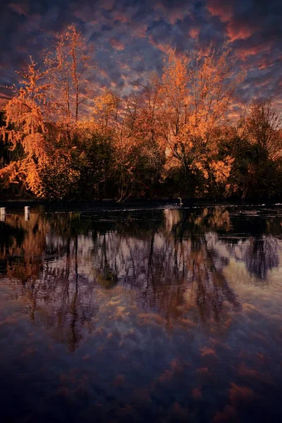 Jesienne Refleksji Nad Rzeką — Zdjęcie stockowe