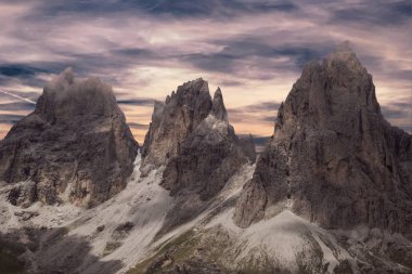 kayalık dağ ve bulutlu gökyüzü