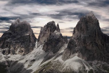 kayalık dağ ve bulutlu gökyüzü