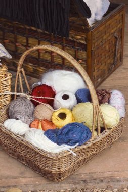 renkli yün sepeti