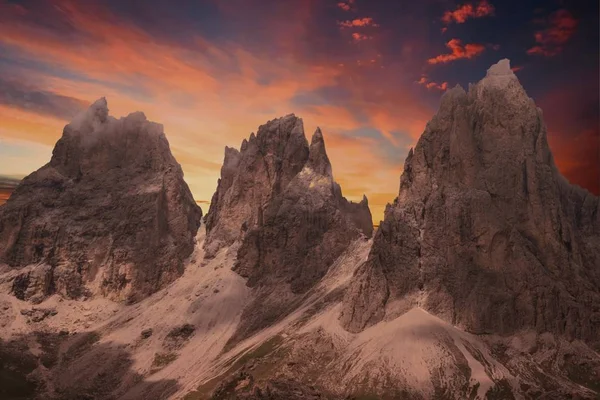 kayalık dağ ve bulutlu gökyüzü