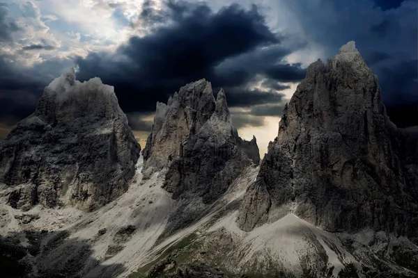 kayalık dağ ve bulutlu gökyüzü