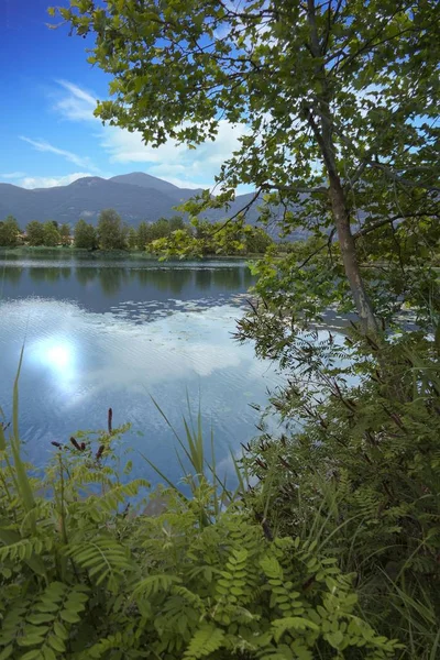 风景湖和多云天空 — 图库照片