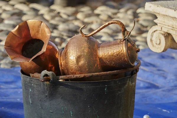 旧货出售的老铜水罐 — 图库照片