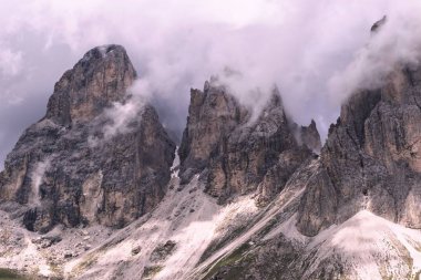 kayalık dağ ve bulutlu gökyüzü
