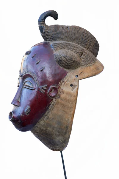 Деревянная маска ручной работы — стоковое фото