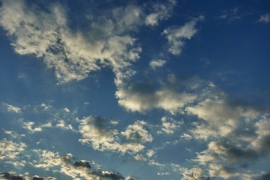 mavi bir bulutlu gökyüzü