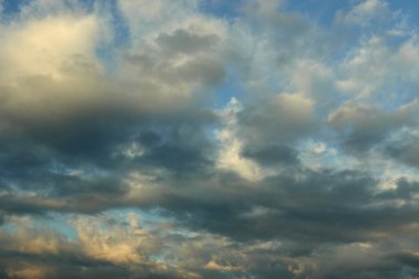 mavi bir bulutlu gökyüzü