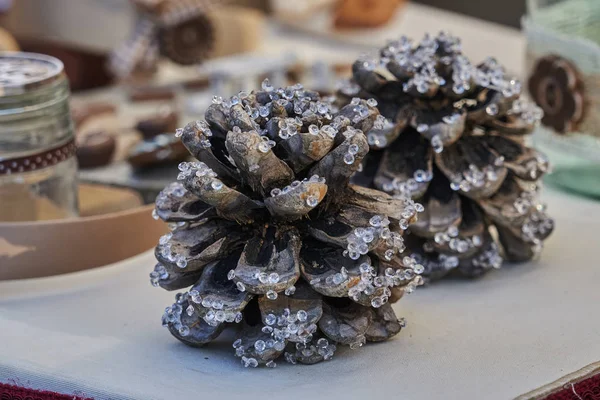 süslü çam kozalağı