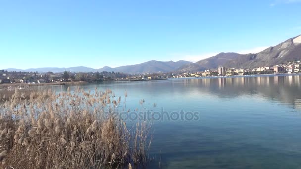 Місті Sarnico видом на озеро, Bs Італії, Січень 2018 — стокове відео