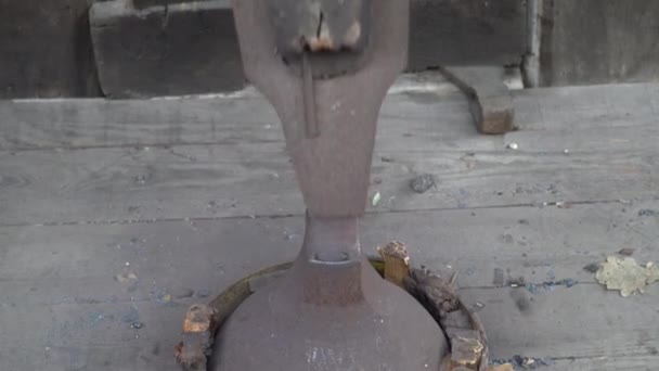 Oude hamer in de fabriek — Stockvideo