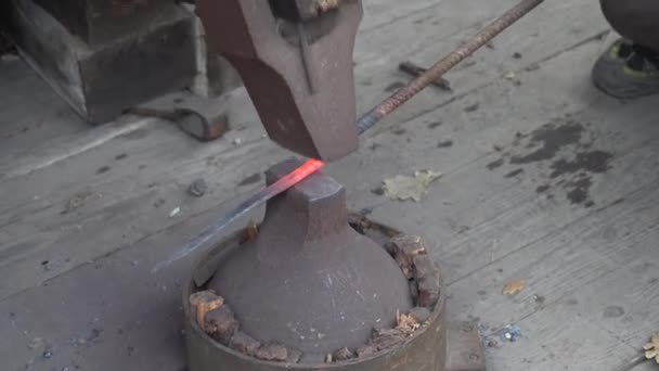 Παλιό ξύλινο σφυρί στο εργοστάσιο — Αρχείο Βίντεο