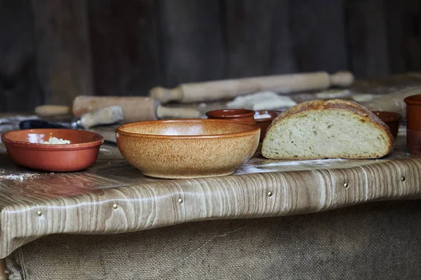 Хлеб Миски Столе — стоковое фото