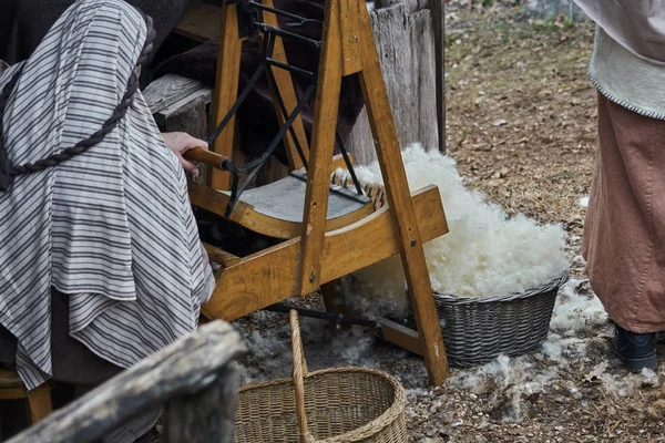 Yünden Taraklama Işleme — Stok fotoğraf