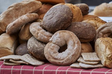 Öğle yemeği için taze ekmek