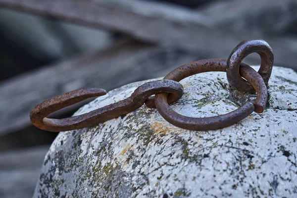 Verroeste Ketting Oude Muur — Stockfoto