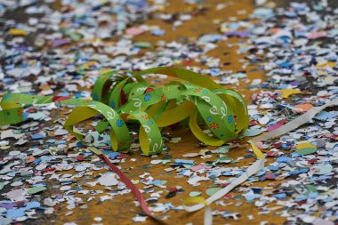 konfeti ve flamalar karnavalında