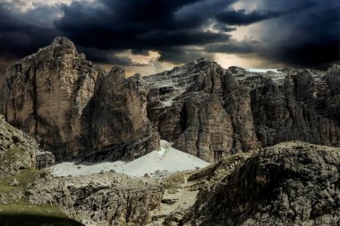 kayalık dağ ve bulutlu gökyüzü