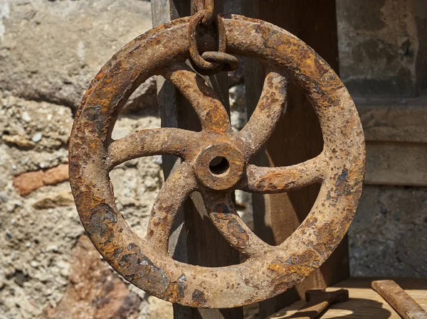 Vecchia Ruota Arrugginita Alla Vela Garage — Foto Stock