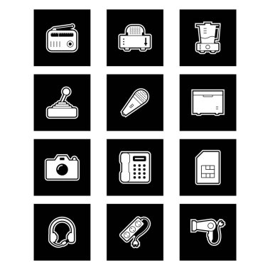 Beyaz arkaplanda 12 adet elektronik aygıt simgesi izole edildi...