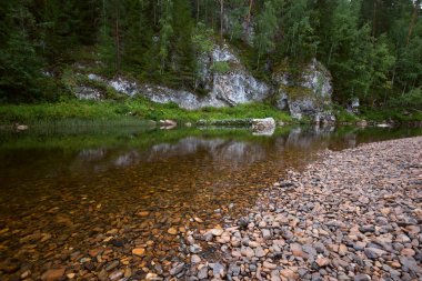 nehir kayaların arasındaki