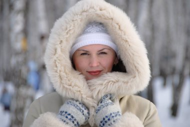 karlı kış manzarası içinde genç kadın portresi