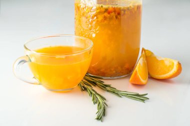 Deniz cehri içki portakal ve biberiye ile