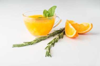 Deniz cehri içki portakal ve biberiye ile