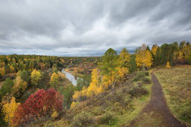 yukarıdan Sonbahar sabahı Nehri üzerinde göster