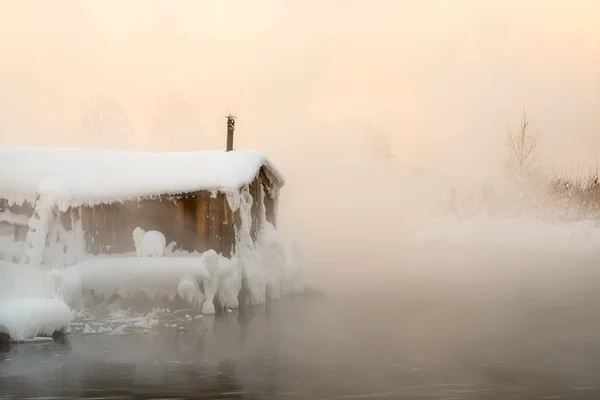 Рыбацкая хижина зимой — стоковое фото