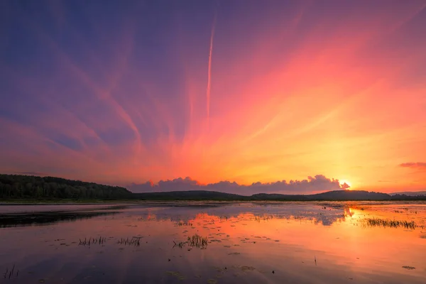 Belo pôr do sol de verão sobre o lago — Fotografia de Stock