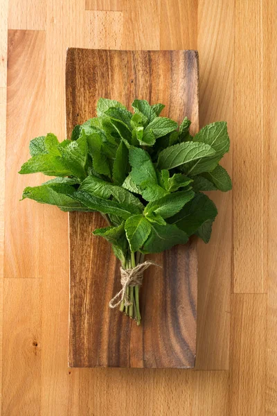 Menta de arbusto en un plato de madera — Foto de Stock