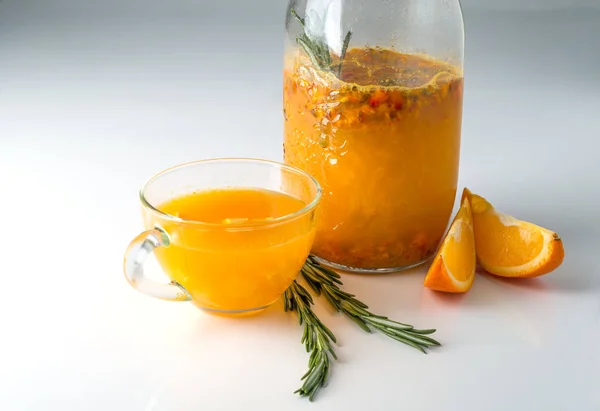 Minuman buckthorn laut dengan oranye dan rosemary — Stok Foto