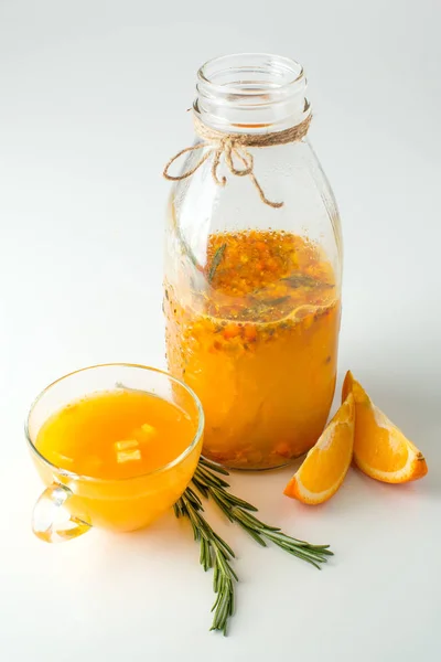 Minuman buckthorn laut dengan oranye dan rosemary — Stok Foto