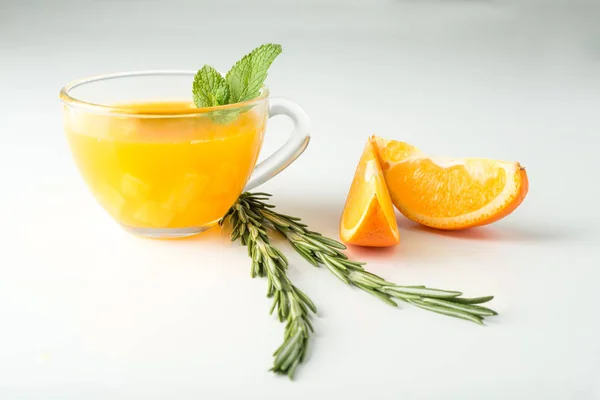 Deniz cehri içki portakal ve biberiye ile — Stok fotoğraf