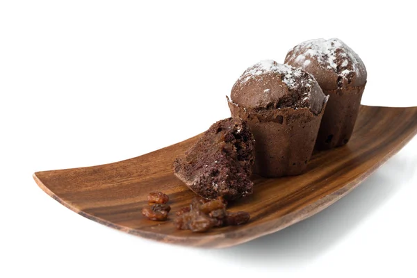 Chocolade muffins op een houten plaat Stockfoto