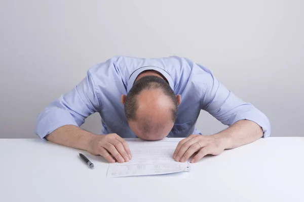 Hombre Preocupado Delante Documento —  Fotos de Stock