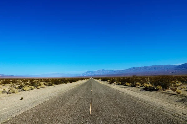 Classica Vista Panoramica Infinita Strada Diritta Che Attraversa Scenario Arido — Foto Stock