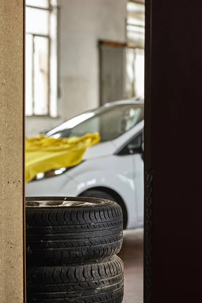 Accumulo Vecchi Pneumatici Usati Usurati Auto Nel Magazzino Officina Meccanica — Foto Stock