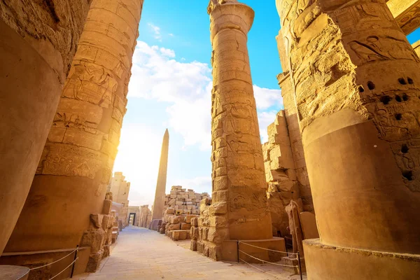 Luxor Karnak Tapınağı Mavi Gökyüzü Direği — Stok fotoğraf