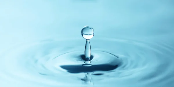 Una Gota Agua Gotea Agua Azul Formando Ondas Cerca —  Fotos de Stock