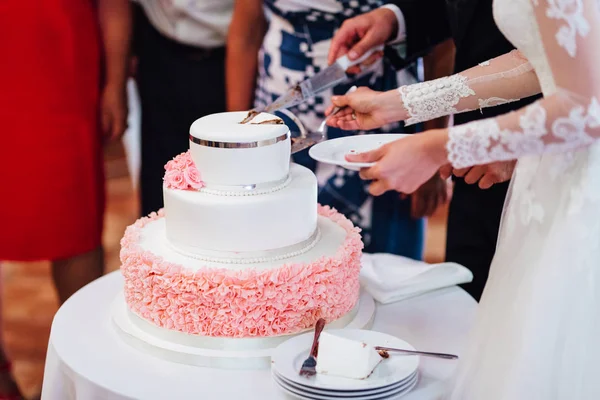 Hochzeitstorte Bei Der Hochzeit Des Brautpaares — Stockfoto